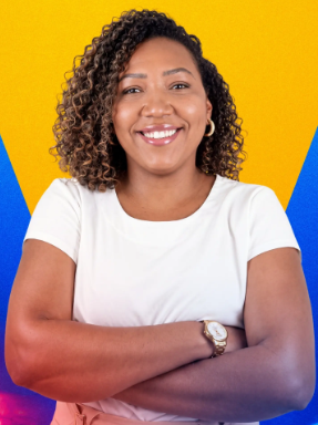 Retrato de Cabo Gislene sorrindo, com os braços cruzados
